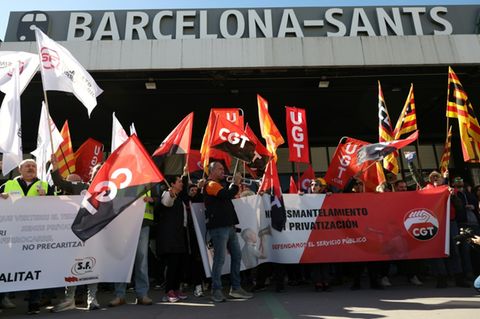 Streikende Bahnmitarbeiter in Barcelona