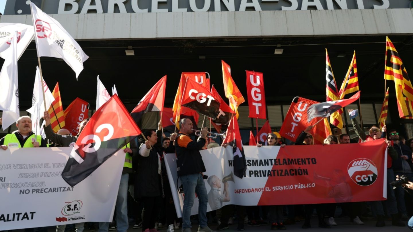 Streikende Bahnmitarbeiter in Barcelona