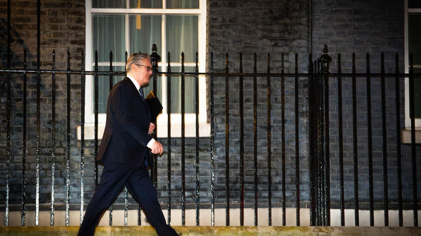 Premier Starmer gab sich vor seiner Fraktion kämpferisch - und bekam dafür viel Applaus. Foto: James Manning/PA Wire/dpa