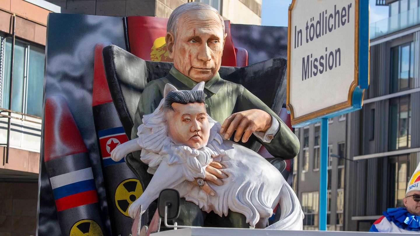 Ob Putin auch 2026 wieder auf einem Motivwagen zu sehen ist, wird heute bekannt. (Archivbild) Foto: Helmut Fricke/dpa