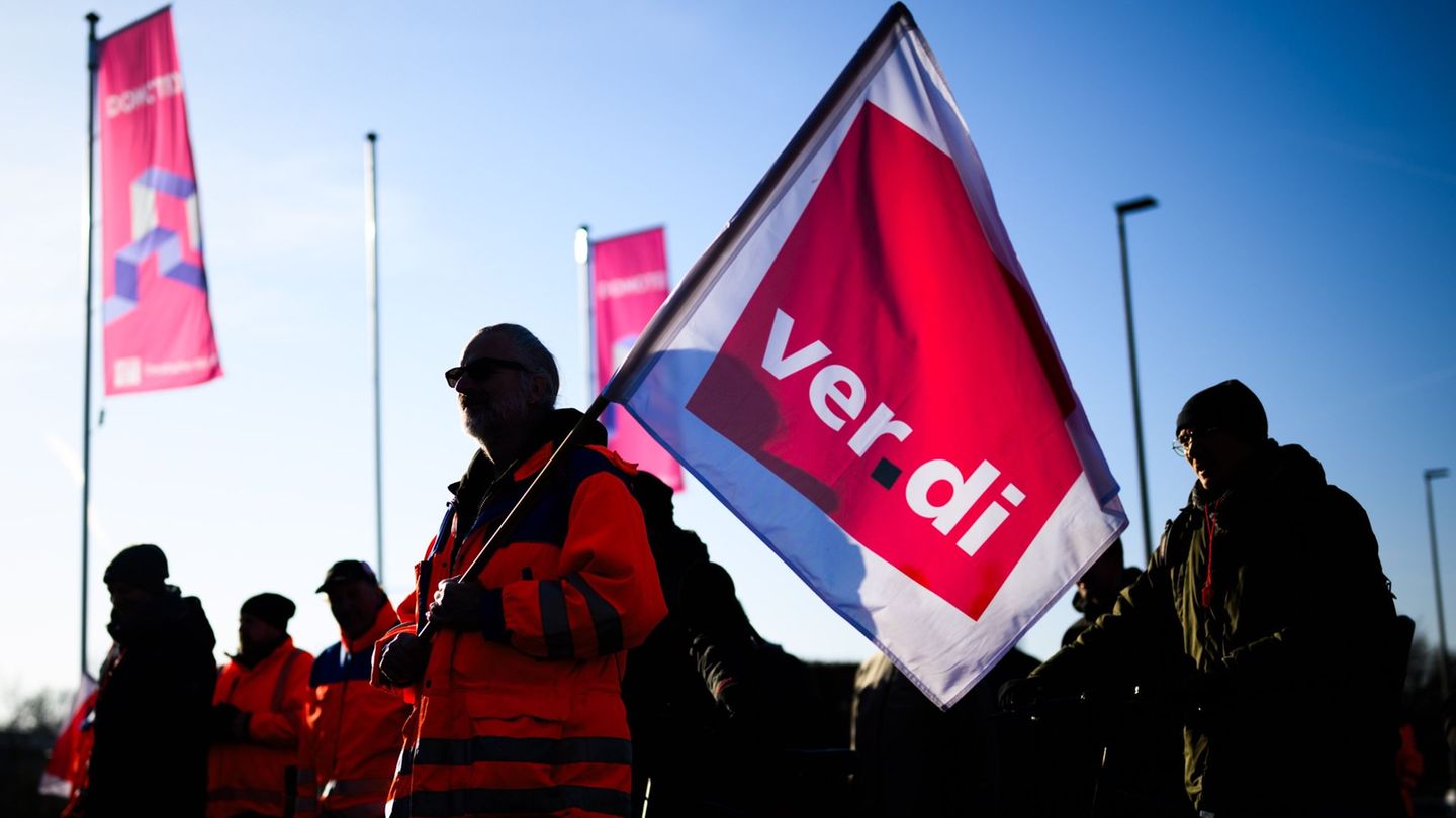 Die Warnstreiks im Tarifkonflikt im öffentlichen Dienst sollen am Dienstag auch in Niedersachsen und Bremen fortgesetzt werden.