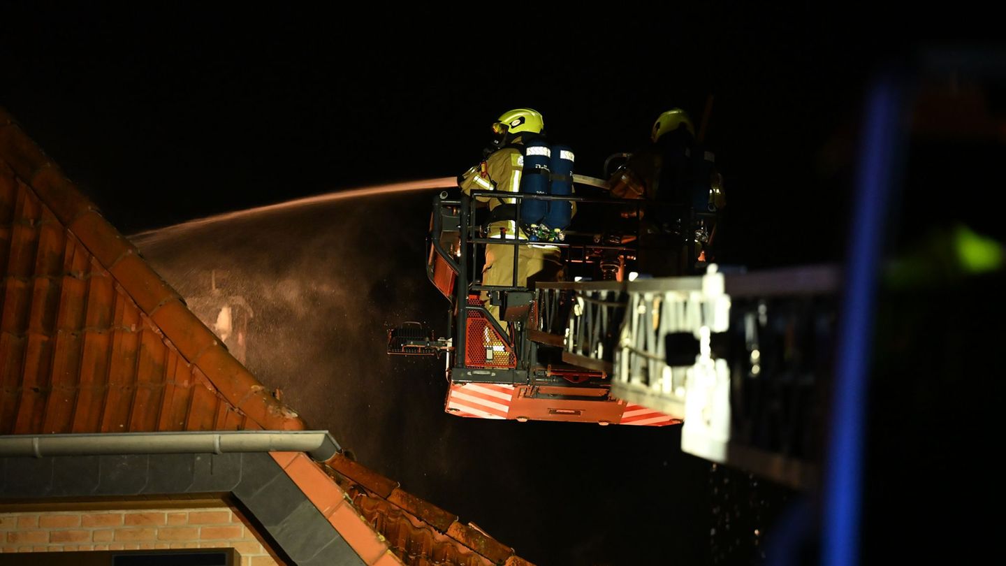 Vier Bewohner konnten sich aus den Flammen retten, teils mit schweren Verletzungen. (Archivbild) Foto: Annette Riedl/dpa