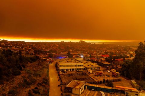 Waldbrände bei Sonnenaufgang in der Nähe von Lirquen in Chile. Foto: Javier Torres/AP/dpa
