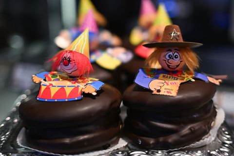 Kostüme mit Augenmaß wählen. (Archivbild) Foto: Arne Dedert/dpa