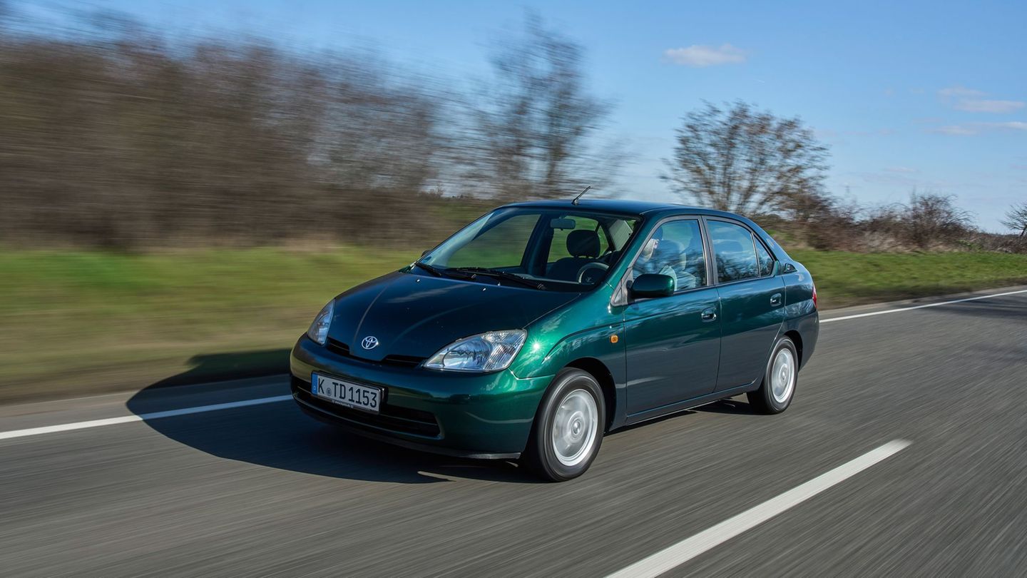 Elektro-Wegbereiter-Vor-25-Jahren-Toyota-bringt-ersten-Hybrid-nach-Deutschland