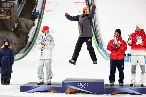 Philipp Raimund (M) jubelte ausgelassen, will sich beim Feiern aber erst einmal zurückhalten. Foto: Daniel Karmann/dpa