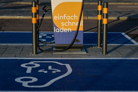 Eine Ladesäule am Flughafen Leipzig/Halle. Für Großstädter ohne eigenen Stellplatz ist das Laden eines E-Autos umständlicher und