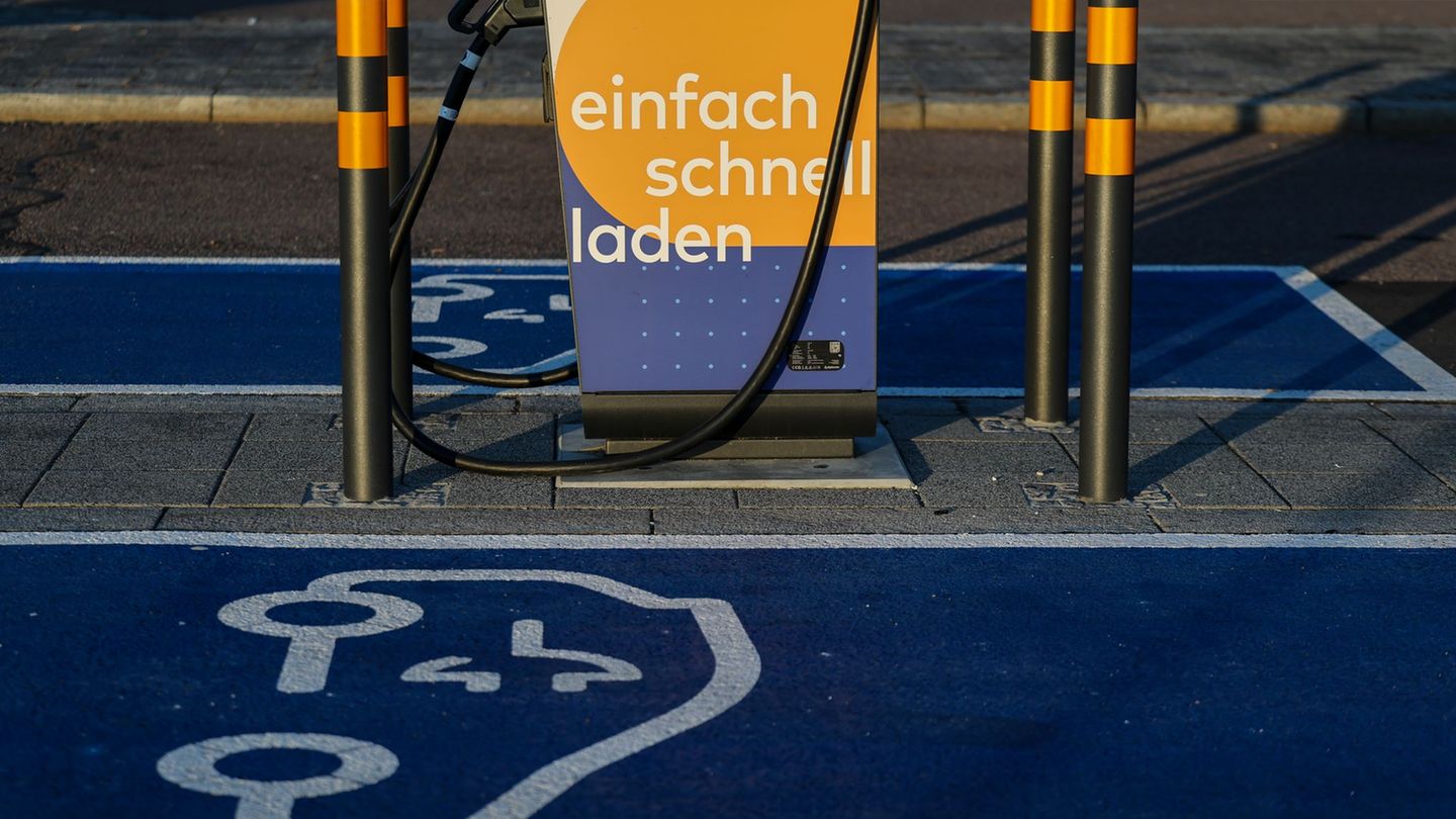 Eine Ladesäule am Flughafen Leipzig/Halle. Für Großstädter ohne eigenen Stellplatz ist das Laden eines E-Autos umständlicher und