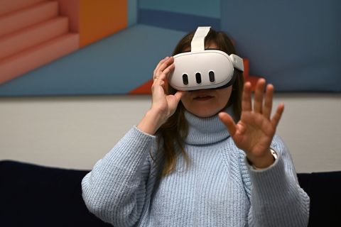 Die Patienten werden langsam an die Behandlung mit VR-Brille herangeführt. Foto: Lilli Förter/dpa
