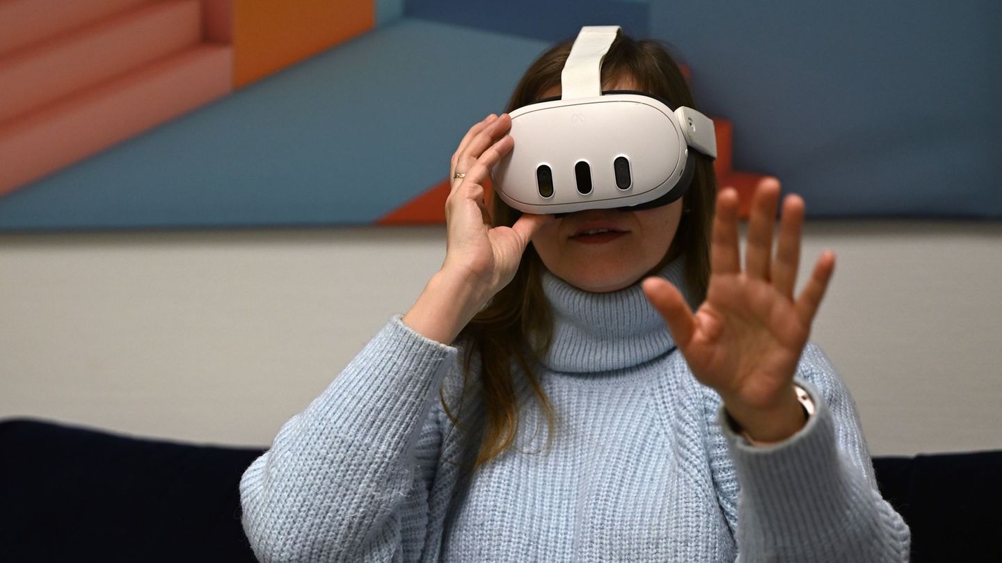 Die Patienten werden langsam an die Behandlung mit VR-Brille herangeführt. Foto: Lilli Förter/dpa