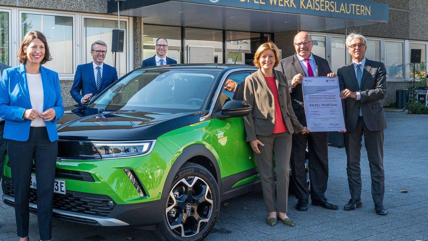 Vor fünf Jahren war die Vorfreude bei Prominenten aus Politik und Wirtschaft noch groß. (Archivbild) Foto: Oliver Dietze/dpa