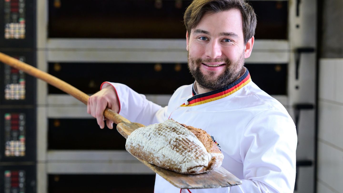 Je länger ein Teig gäre, umso besser werde das Brot später verdaut, sagt Brotsommelier Marten Zaiser. Foto: Philipp Schulze/dpa