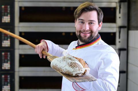 Je länger ein Teig gäre, umso besser werde das Brot später verdaut, sagt Brotsommelier Marten Zaiser. Foto: Philipp Schulze/dpa