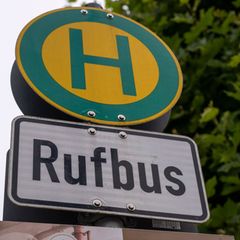 Rufbusse bedeuten für kleine Dörfer den Anschluss an den ÖPNV. (Archivbild) Foto: Peter Kneffel/dpa