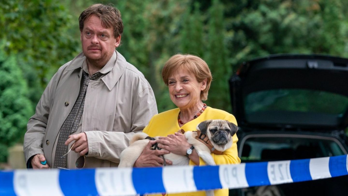 "Miss Merkel: Mord auf dem Friedhof": Angela (Katharina Thalbach) und Mops 'Helmut' mit Kommissar Hannemann (Sascha Nathan) am