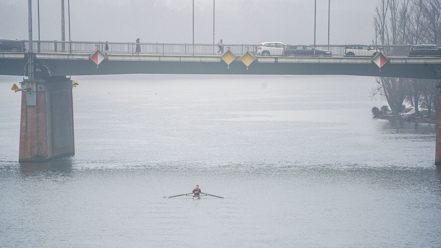 Es kann grau und nass werden in Hessen. (Archivbild) Foto: Andreas Arnold/dpa