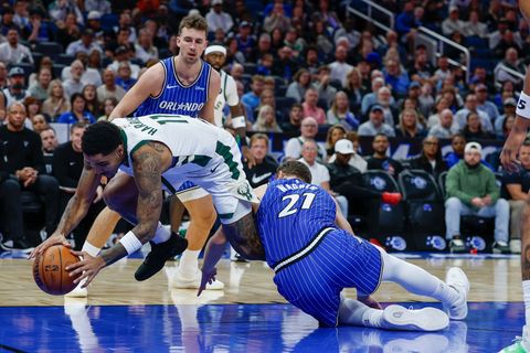 Franz Wagner (hinten) erzielte bei seinem Comeback 14 Punkte. Foto: Kevin Kolczynski/AP/dpa