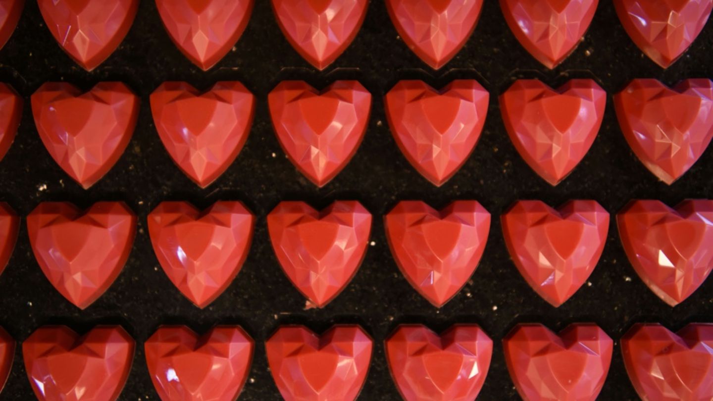 Herzförmige Pralinen aus Schokolade