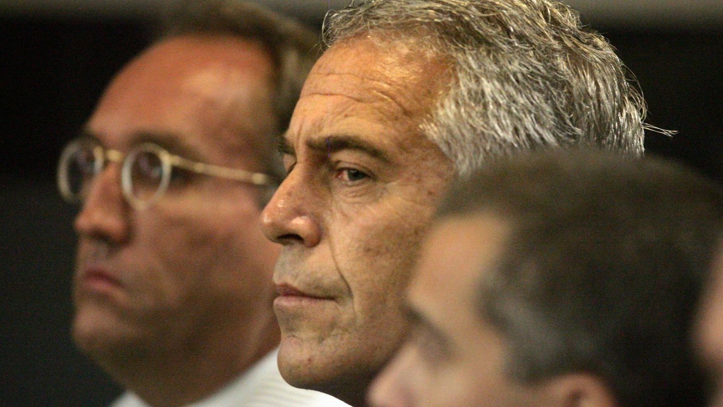 Jeffrey Epstein 2008 vor einem Gericht in Florida