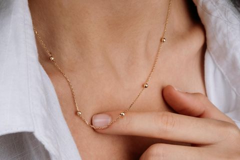 Eine Frau trägt eine Halskette