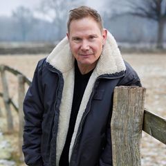 Fabian Harloff, 56, auf seinem Hof in der Nähe von Hamburg