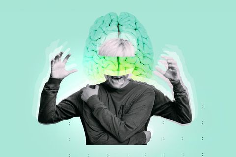 Psychische Veränderung: Illustration einer Frau, die aggressiv wirkt und deren Hirn man auch sieht