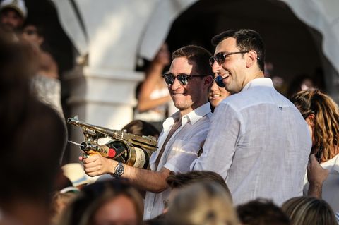 Sie spritzen mit Moet, während der deutsche Sozialstaat kaputtgeht: Superreiche