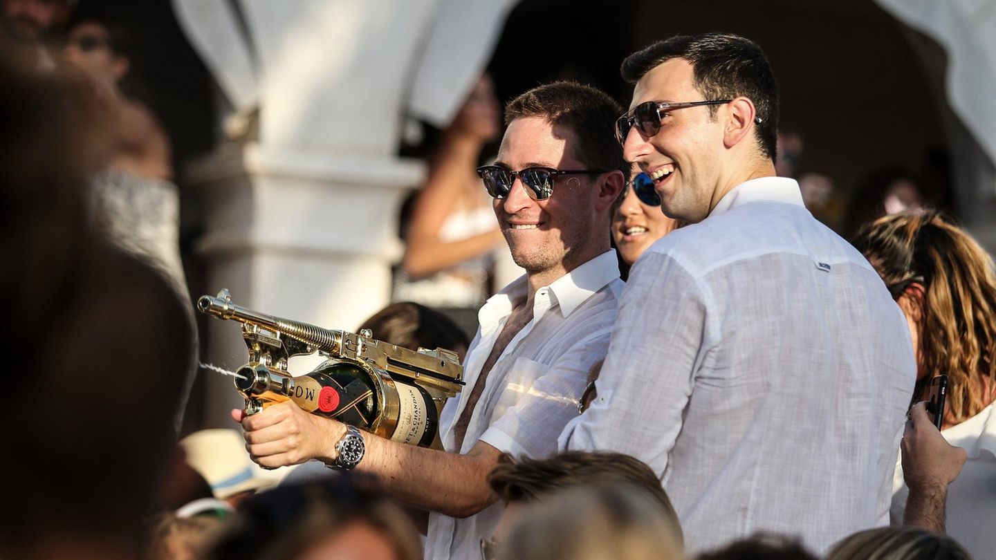 Sie spritzen mit Moet, während der deutsche Sozialstaat kaputtgeht: Superreiche