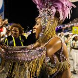 Die sogenannte Rainha da Bateria, sie trägt ein besonders ausgefallenes, pink verziertes Kostüm mit Federschmuck