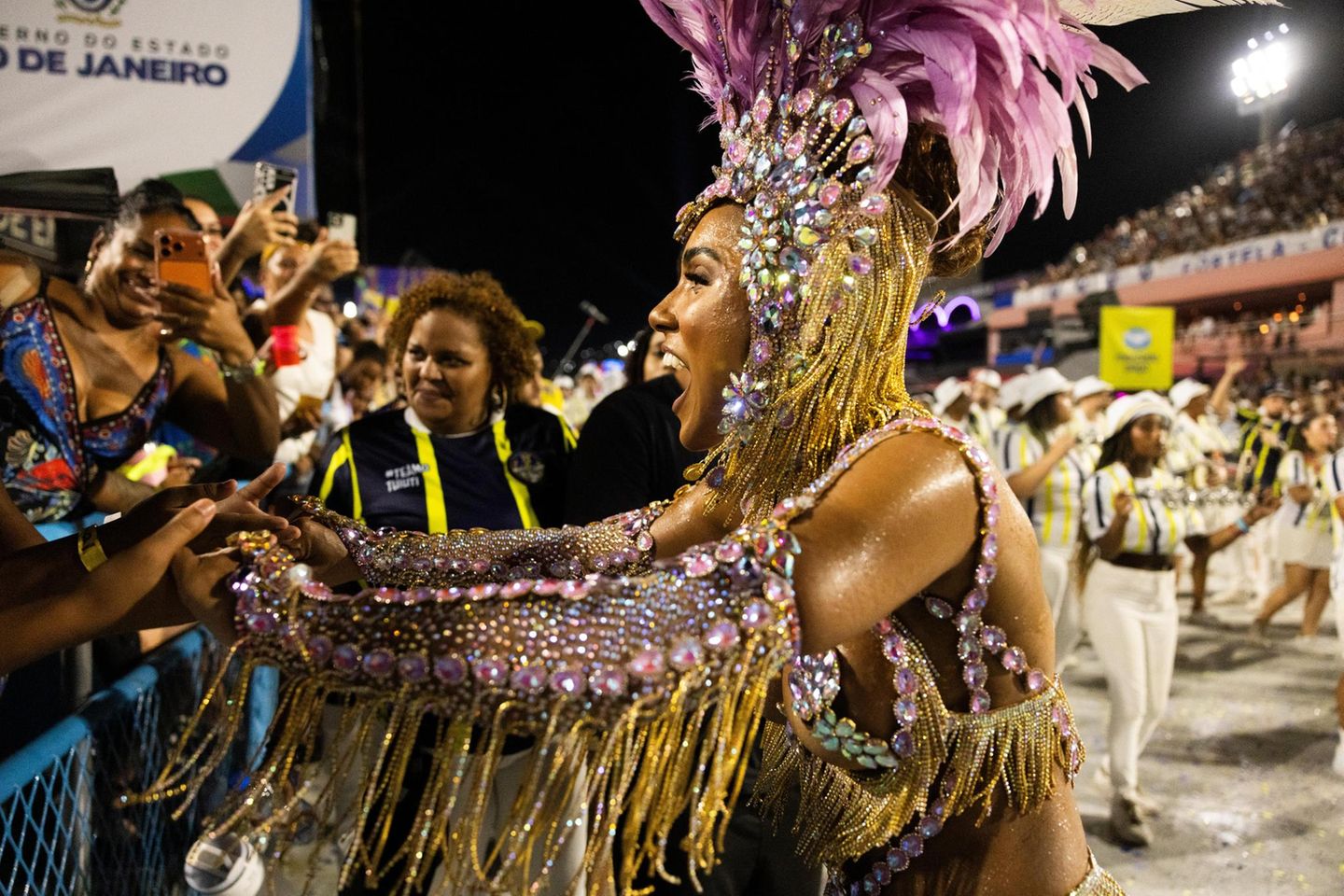 Die sogenannte Rainha da Bateria, sie trägt ein besonders ausgefallenes, pink verziertes Kostüm mit Federschmuck