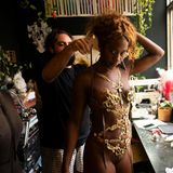 Sabrina probiert ihr goldenes Kostüm an, der Friseur hilft ihr dabei