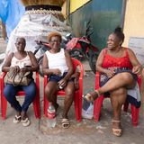 Vier ehemalige Tänzerinnen, sie sitzen auf roten Plastikstühlen