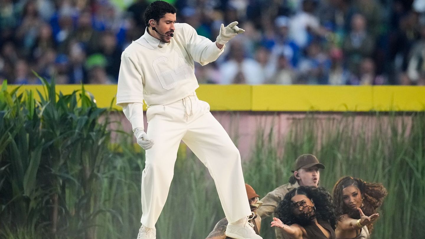 Der puerto-ricanische Künstler Bad Bunny hat eine spektakuläre Halbzeit-Show beim Superbowl in Santa Clara hingelegt. Foto: Juli