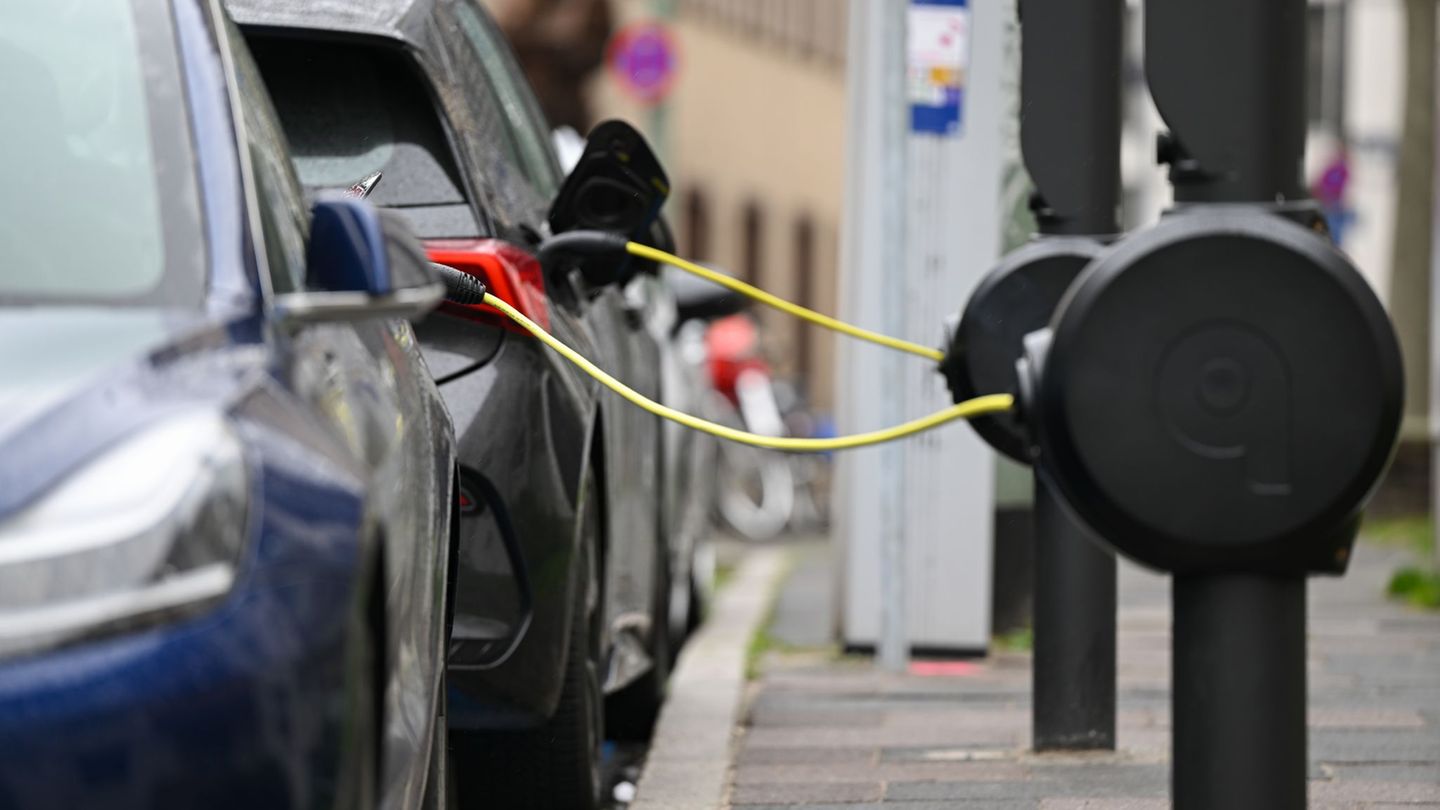 Öffentliche Ladesäulen in Städten könnten E-Mobilität pushen. (Archivbild) Foto: Arne Dedert/dpa