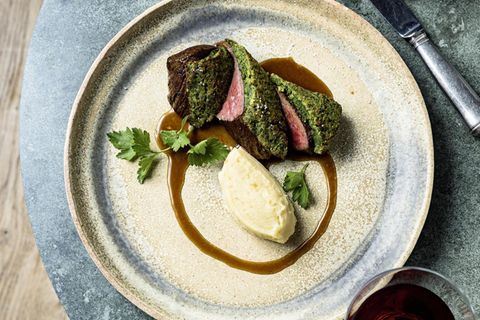 Reh unter einer Petersilienkruste mit Petersilienwurzelpüree und Zwiebelsauce