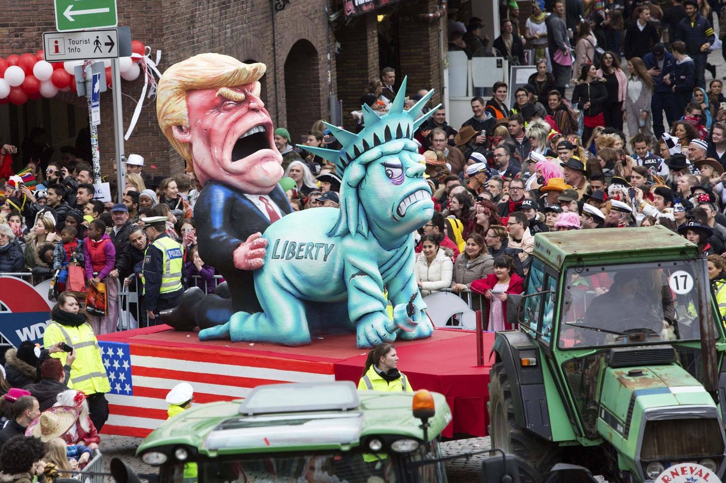 Jacques Tillys Karnevalswagen mit Trump und der Freiheitsstatue