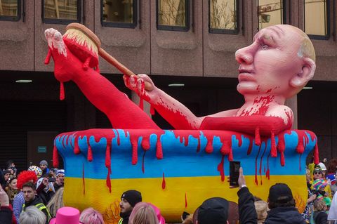 Jacques Tillys Karnevalswagen mit Wladimir Putin im Blutbad