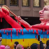 Jacques Tillys Karnevalswagen mit Wladimir Putin im Blutbad