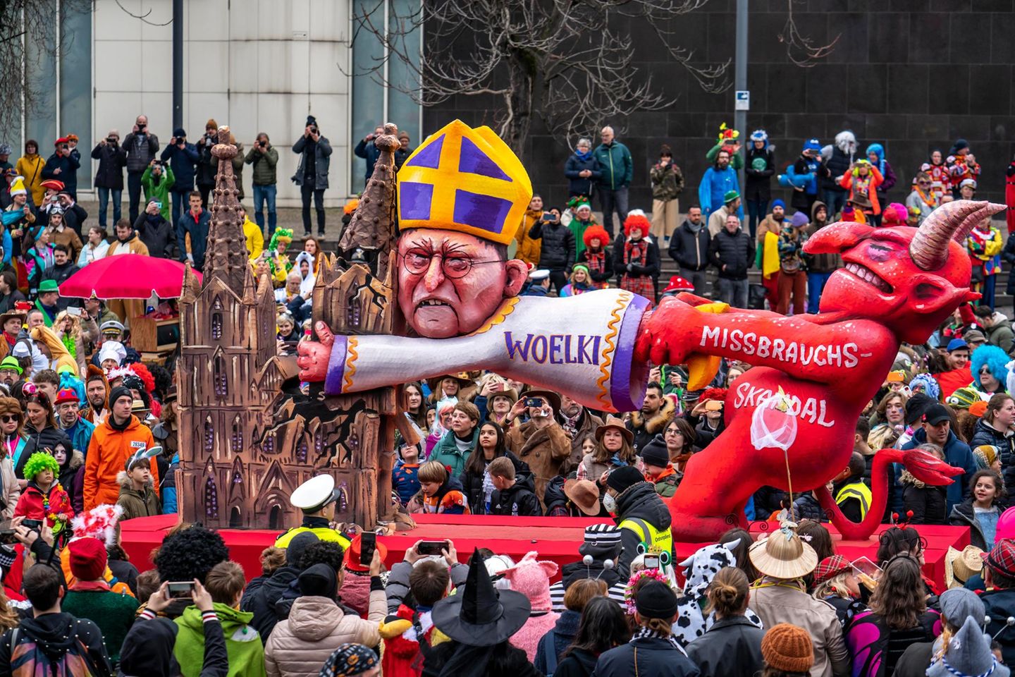 Jacques Tillys Karnevalswagen mit Kardinal Rainer Maria Woelki