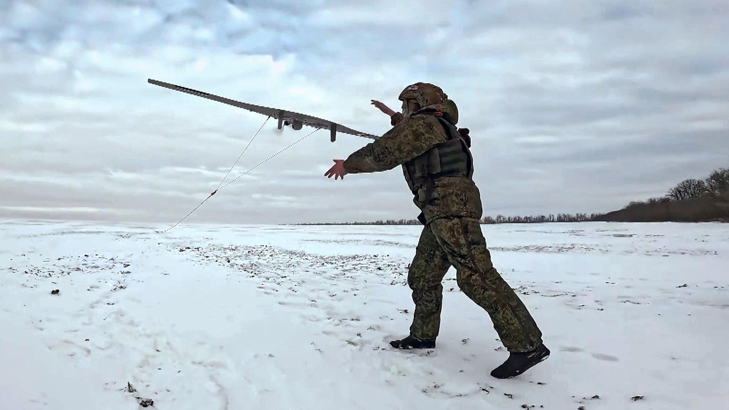 Ein russischer Soldat startet eine Drohne – Starlink