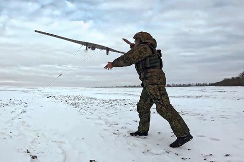 Ein russischer Soldat startet eine Drohne – Starlink