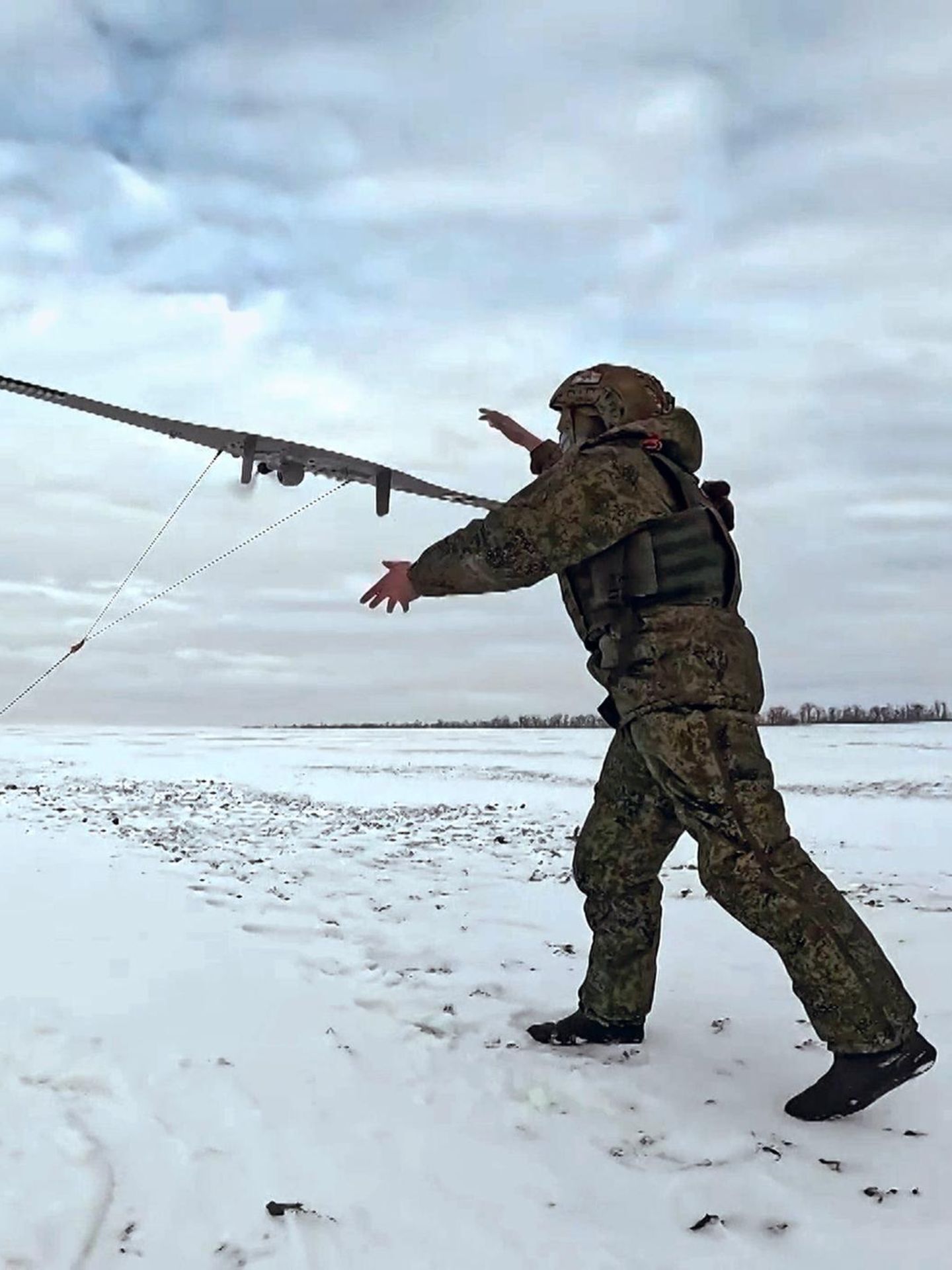 Ein russischer Soldat startet eine Drohne – Starlink