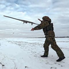 Ein russischer Soldat startet eine Drohne – Starlink