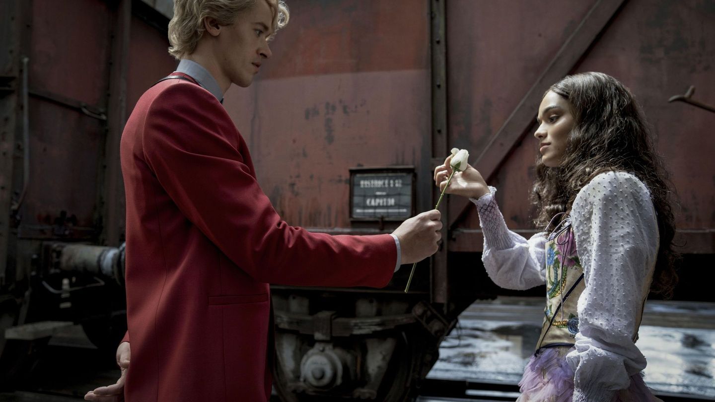 Die zwangsrekrutierte Lucy Gray Baird (Rachel Zegler) und ihr Mentor Coriolanus Snow (Tom Blyth, rechts) sollen die zehnten Hungerspiele von Panem in ein aufregendes Spektakel verwandeln.