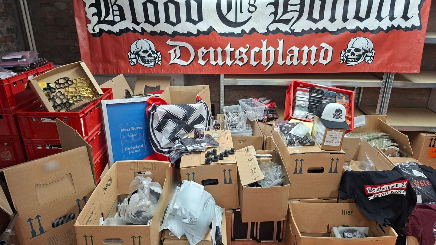 Von Schlagringen bis zu Fahnen reicht das sichergestellte Material. Foto: --/Polizei Göttingen/dpa