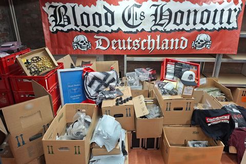 Von Schlagringen bis zu Fahnen reicht das sichergestellte Material. Foto: --/Polizei Göttingen/dpa