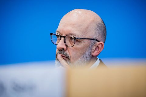 Ifo-Experte Timo Wollmershäuser sieht den konjunkturellen Tiefpunkt durchschritten. (Archivbild) Foto: Christoph Soeder/dpa