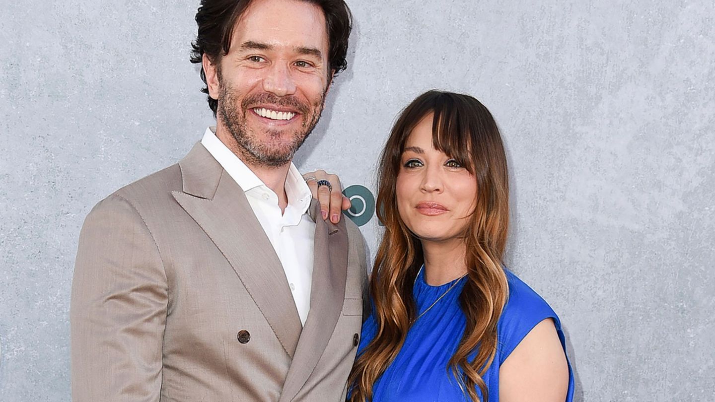 Cuoco und Pelphrey gaben im Sommer 2024 ihre Verlobung bekannt. (Archivbild) Foto: Richard Shotwell/Invision via AP/dpa