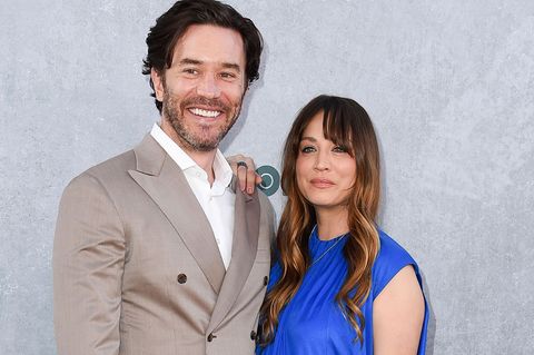 Cuoco und Pelphrey gaben im Sommer 2024 ihre Verlobung bekannt. (Archivbild) Foto: Richard Shotwell/Invision via AP/dpa