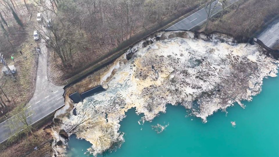 80 Meter Straße brechen weg